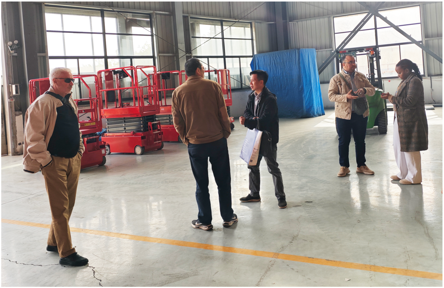Algériai ügyféldelegáció látogatja meg a Zhejiang Wizplus Smart Equipment Ltd.-t, és dicséretben részesíti a felvonóplatformok biztonságát és fejlett technológiáit
